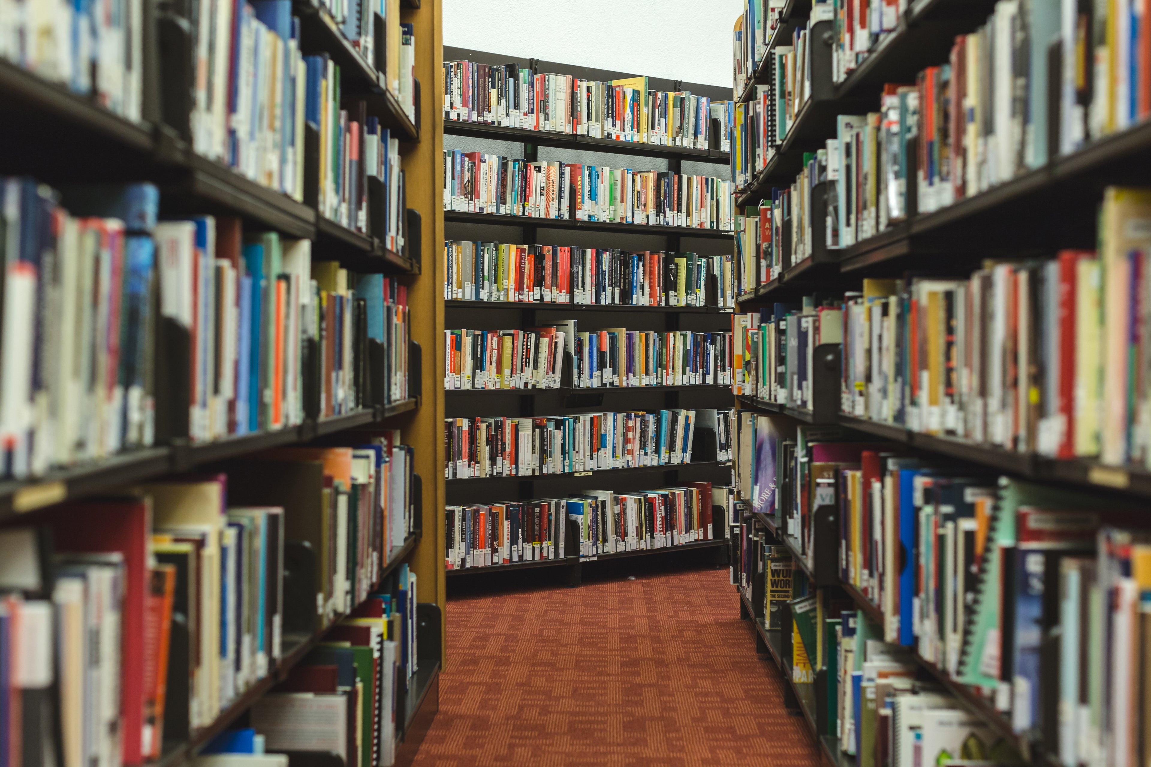 allée d'une  bibliothèque.